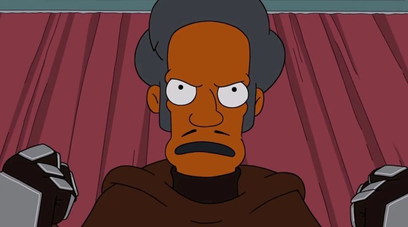 Apu, sin máscara y con túnica de monje, mira con furia a Springfield en el episodio The Revengening de Los Simpson. Imagen: 20th Television Animation / Fox