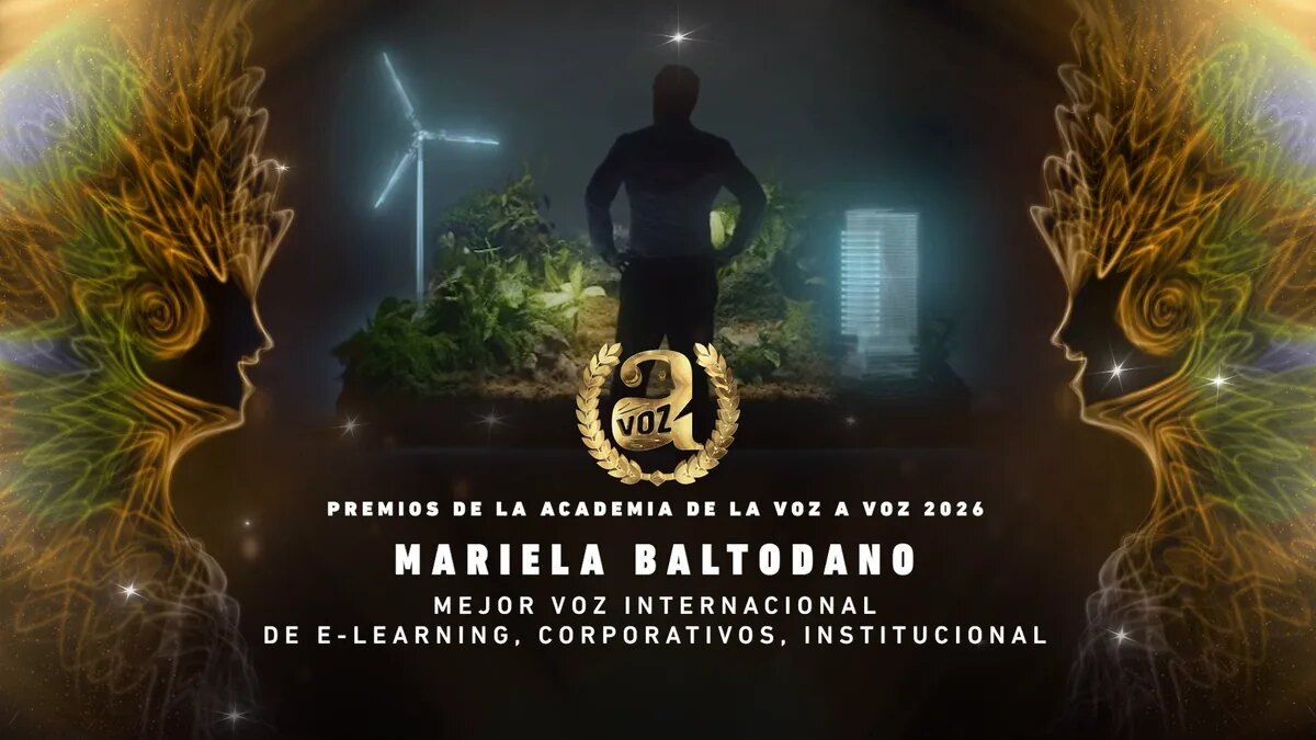 Tarjeta oficial de ganadora de los Premios A Voz 2026 de Mariela Baltodano, Mejor voz internacional de e-learning, corporativos, institucional, con la estatuilla dorada de A Voz. Imagen: Academia de la Voz A Voz