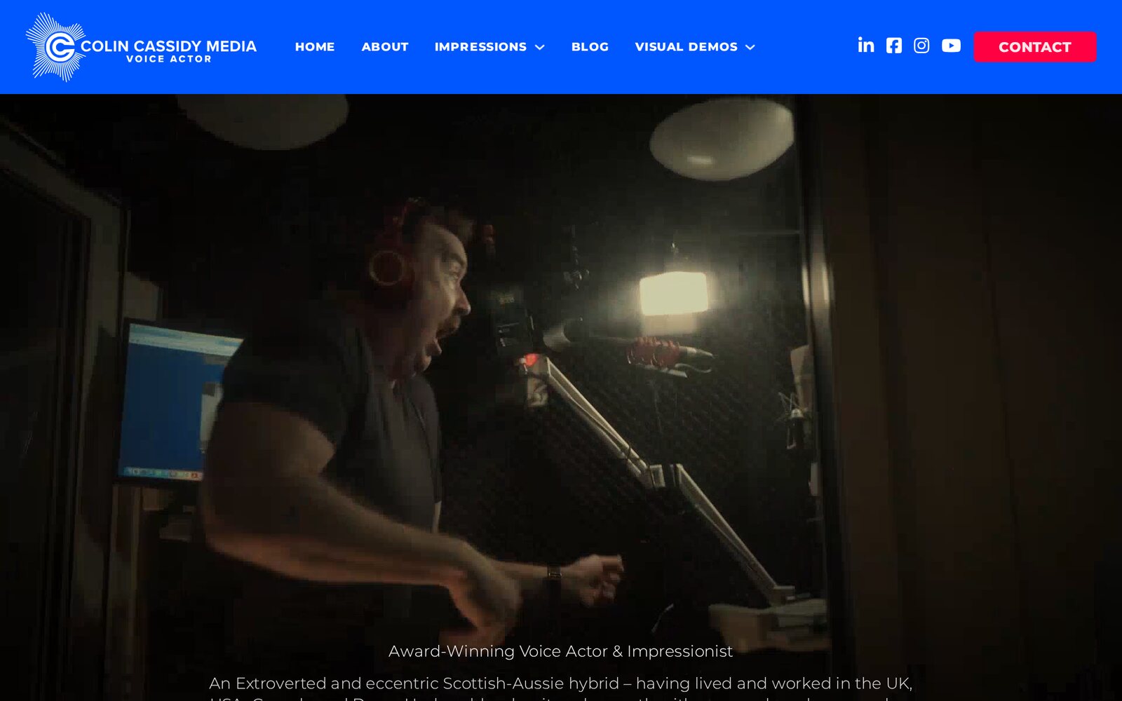 Página de inicio del sitio web de Colin Cassidy: Colin en plena actuación en su cabina de grabación frente a un micrófono, bajo el encabezado Colin Cassidy Media. Captura: colincassidymedia.com, 20 de octubre de 2026