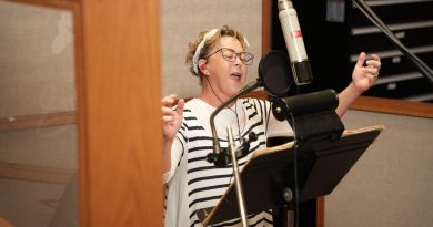 Carousel of Progress trae de vuelta la voz de la hija. Debi Derryberry ahora es la abuela