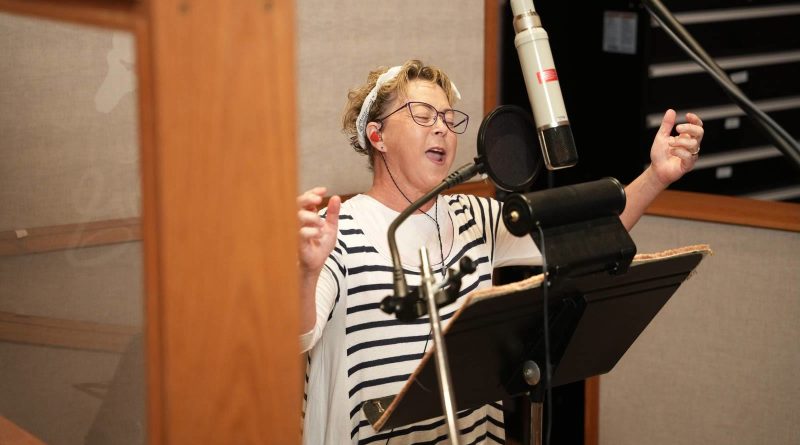 Debi Derryberry graba su nuevo papel de la abuela para Carousel of Progress en una cabina de grabación de Disney. Imagen: Walt Disney Imagineering