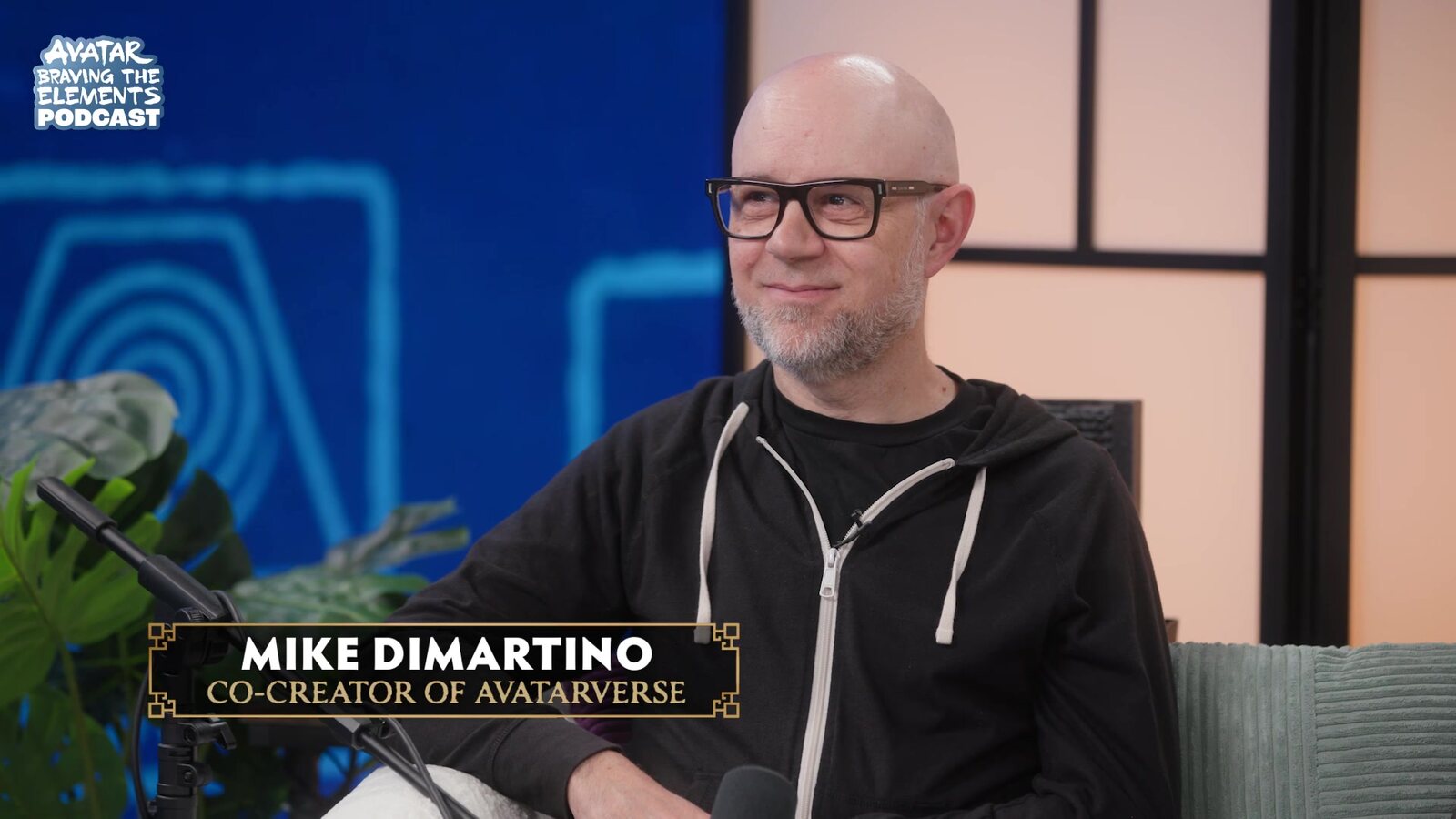 Mike DiMartino, cocreador del universo Avatar, en el podcast Avatar: Braving the Elements, con su nombre en pantalla. Imagen: Avatar Legends