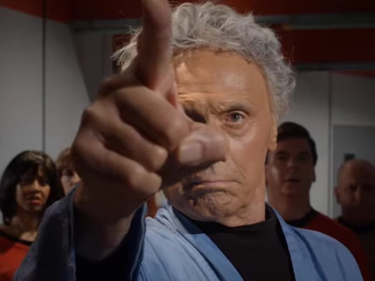 Michael Forest como un Apolo envejecido señalando a bordo del Enterprise en Star Trek Continues, 2013. Imagen: Star Trek Continues