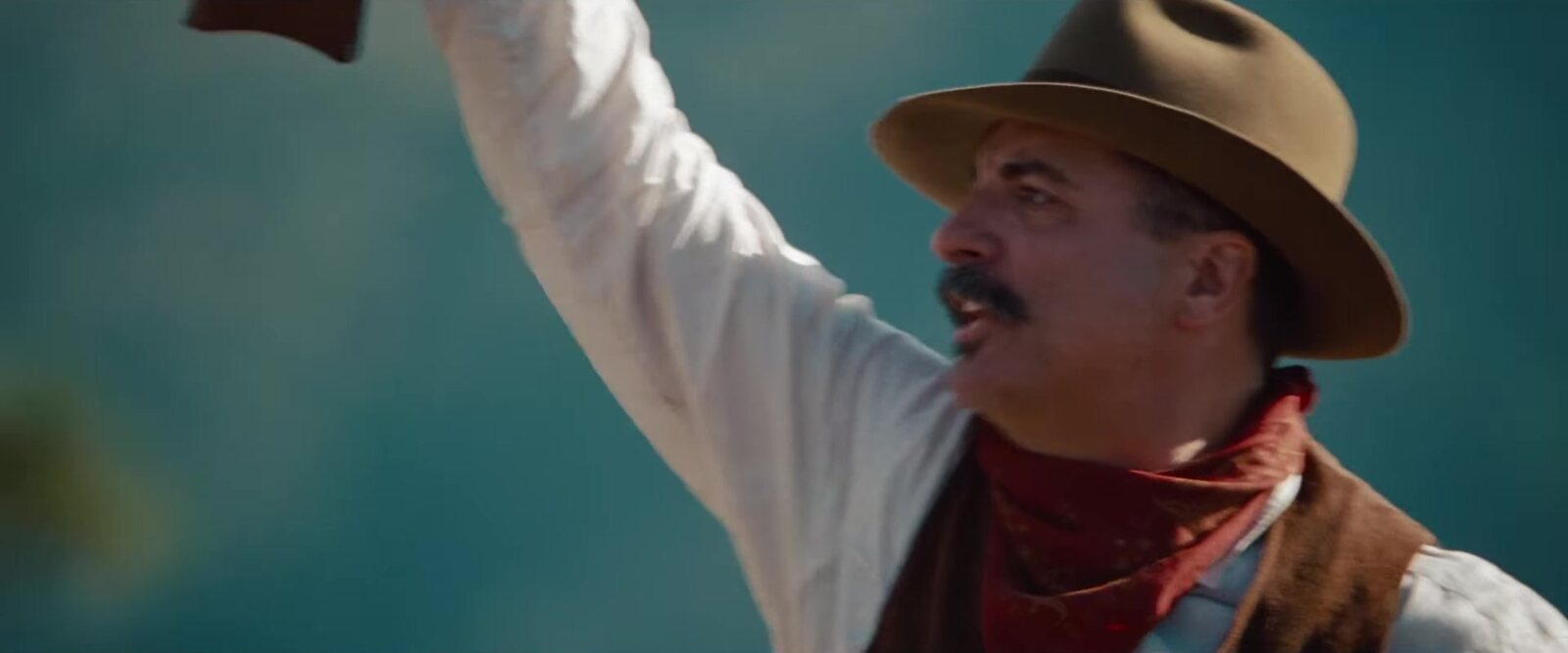 Andy García como Gorostieta levanta el brazo para arengar a los combatientes cristeros en Cristiada. Imagen: tráiler de Cinépolis