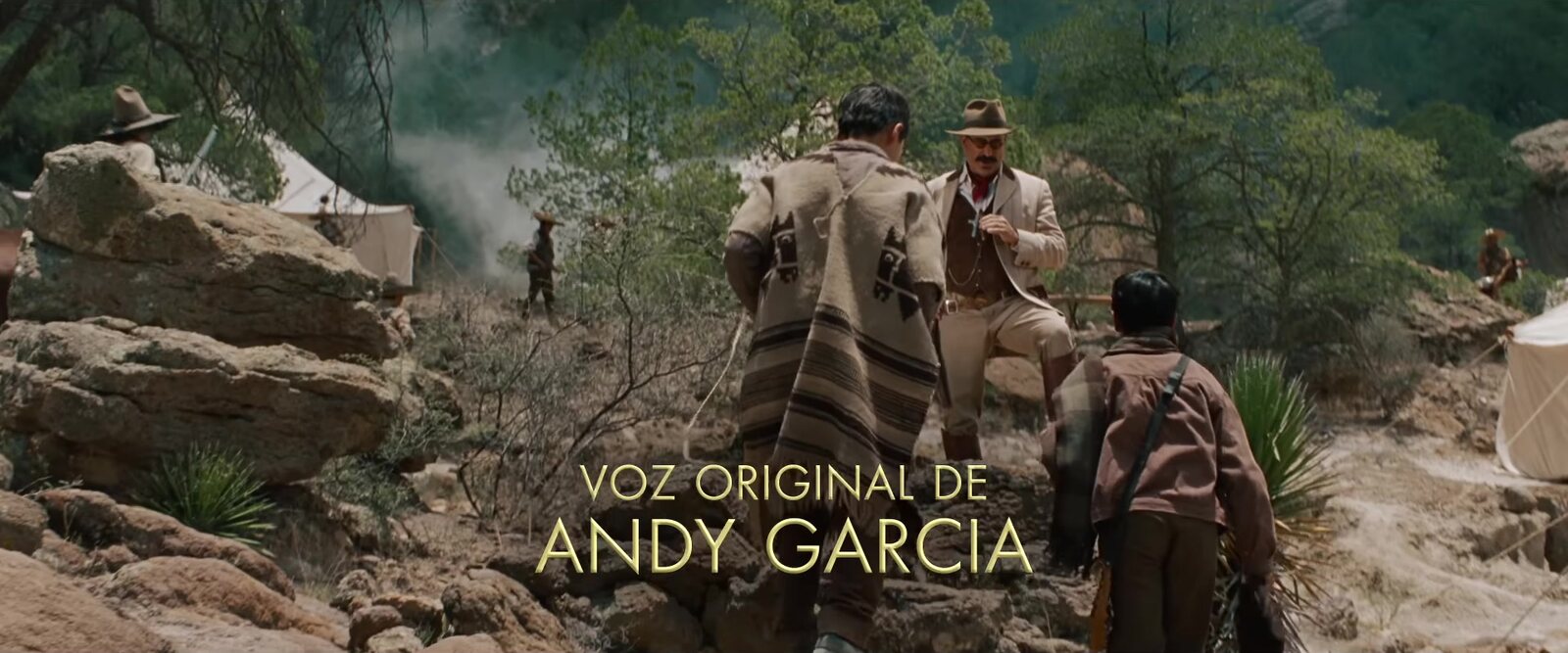 Un cuadro del tráiler de Cristiada con el cartel Voz original de Andy García sobre combatientes cristeros en el monte. Imagen: tráiler de Cinépolis