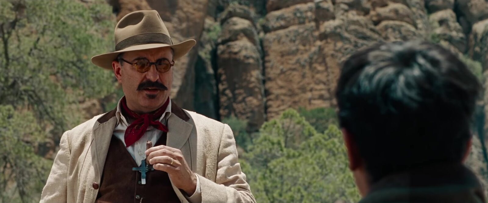 Andy García como el general Enrique Gorostieta, con lentes y sombrero, en Cristiada. Imagen: tráiler de Cinépolis