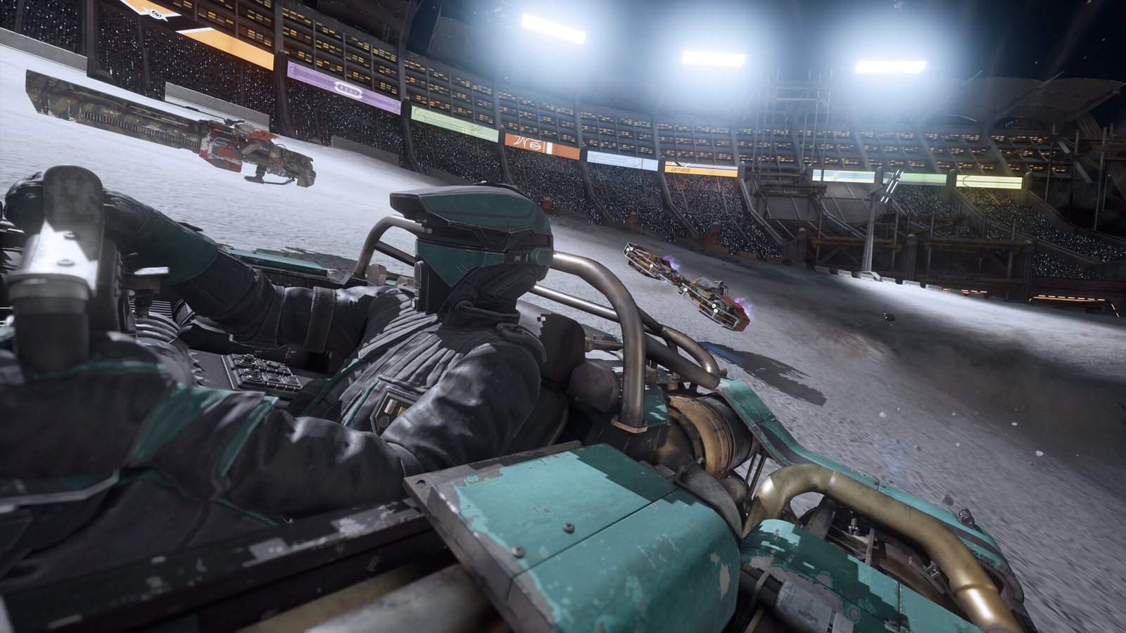 Captura oficial de Star Wars: Galactic Racer: un piloto con casco en un deslizador verde azulado gira dentro de un estadio iluminado y lleno de público mientras pasan sus rivales. Imagen: Secret Mode y Fuse Games