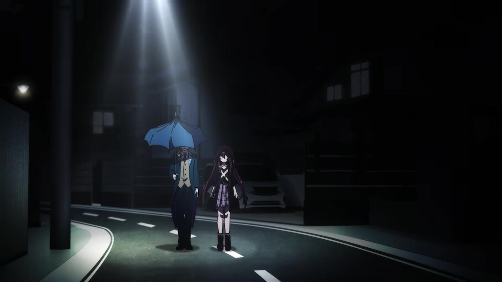 El Hombre del Paraguas Azul y Himitsu en una calle oscura bajo un farol, en el tráiler oficial de Horror Collector. Imagen: NHK Enterprises
