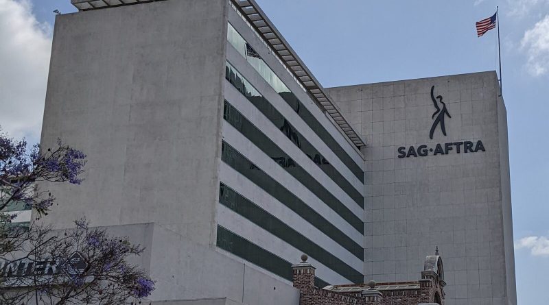 El edificio de la sede nacional de SAG-AFTRA en Los Ángeles, con el logotipo del sindicato en lo alto de su torre de piedra. Imagen: ishmael daro, CC BY 2.0, vía Wikimedia Commons