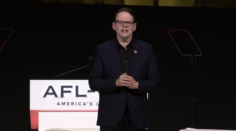 Duncan Crabtree-Ireland, director ejecutivo nacional y negociador jefe de SAG-AFTRA, habla en un escenario junto a un atril de la AFL-CIO. Imagen: SAG-AFTRA