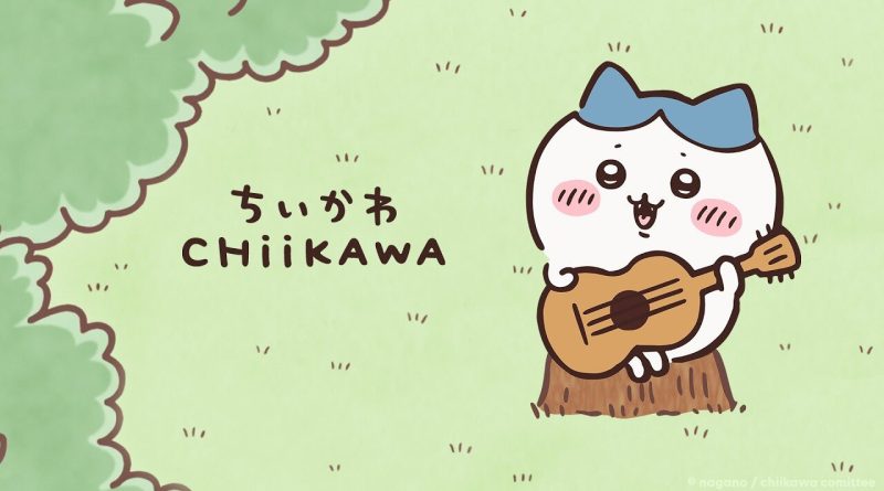 Hachiware, el pequeño personaje blanco y azul con aspecto de gato de Chiikawa, toca la guitarra junto al logo de Chiikawa sobre un fondo verde claro, del video del tema en inglés. Imagen: Chiikawa Official