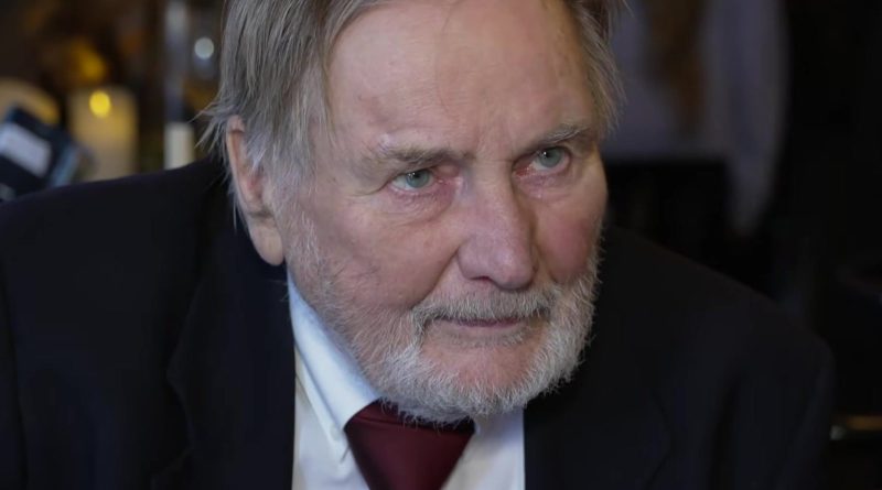 Jiří Štěpnička con traje oscuro y corbata roja, respondiendo preguntas en una entrevista en video de Blesk en marzo de 2026. Imagen: Blesk (YouTube)