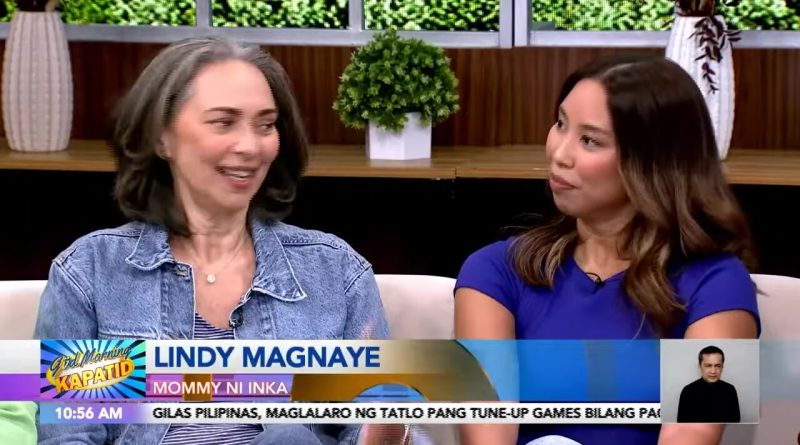 La locutora Lindy Pellicer y su hija, la locutora Inka Magnaye, sentadas juntas en el set de Good Morning Kapatid, de TV5, en 2023, bajo un rótulo que identifica a Lindy como la mamá de Inka. Imagen: TV5 News Philippines