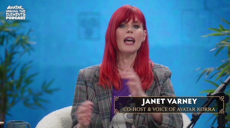 Janet Varney, copresentadora del podcast Avatar: Braving the Elements y voz de Korra, hablando en el plató del podcast, con su nombre en pantalla. Imagen: Avatar Legends