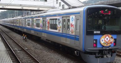 Un tren de Seibu Railway decorado con personajes de Yo-kai Watch espera en el andén de una estación, con Jibanyan al frente. Foto: 正和, CC BY-SA 4.0