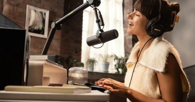Tu cuarto suena más fuerte que tu micrófono: cómo leer la ficha técnica de un micrófono para locución