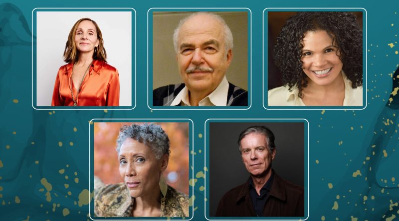 Retratos oficiales de los primeros narradores del Salón de la Fama de la Audio Publishers Association, Hillary Huber, George Guidall, January LaVoy, Robin Miles y Simon Vance, en la tarjeta verde azulado y dorado de homenajeados de los premios Audie 2026. Imagen: Audio Publishers Association