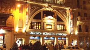 El Nuevo Teatro Alcalá de Madrid iluminado de noche en 2009, con carteles de Grease en la fachada. Foto: Luis García (Zaqarbal), CC BY-SA 3.0