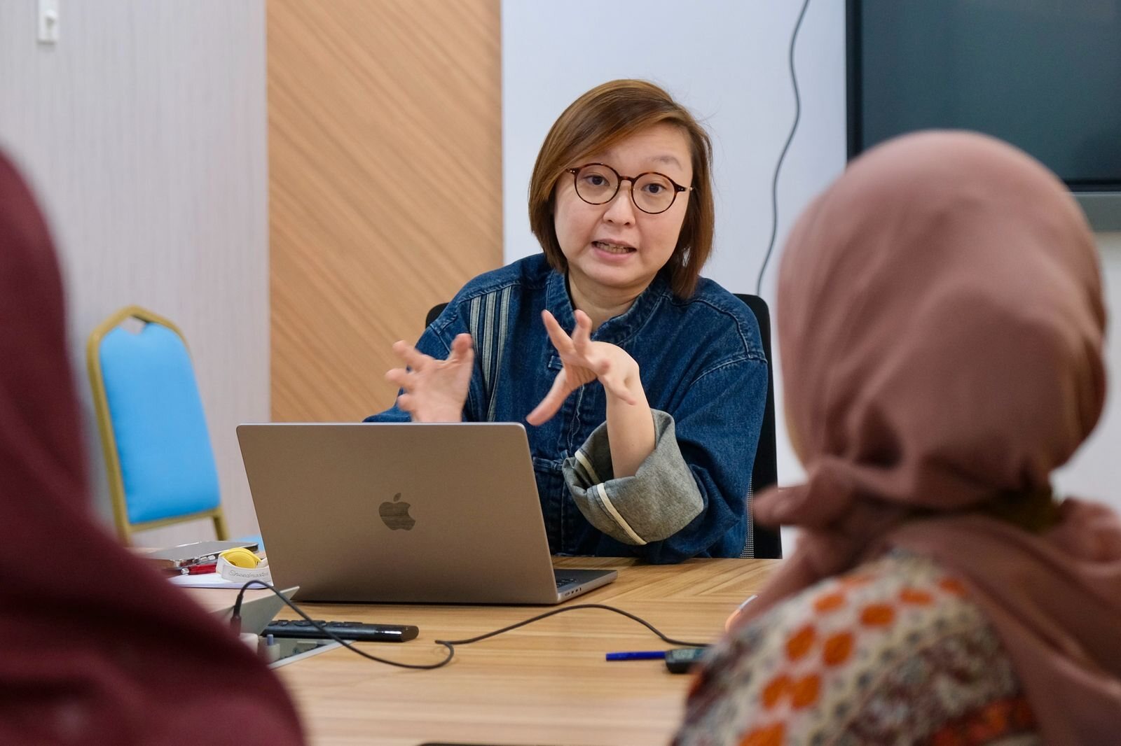 Members of the Indonesian voice over association PERSUSI with ministry officials after their 2025 meeting on royalties. Image: Ministry of Creative Economy