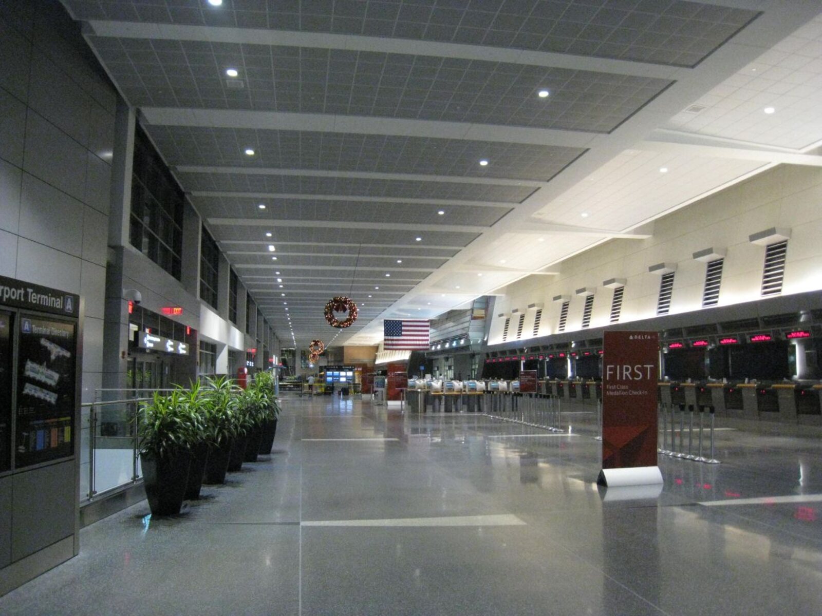 Un vestíbulo de facturación vacío e iluminado en la Terminal A del aeropuerto internacional Logan de Boston, de noche. Foto: Alan Myles, Wikimedia Commons, CC BY 2.0