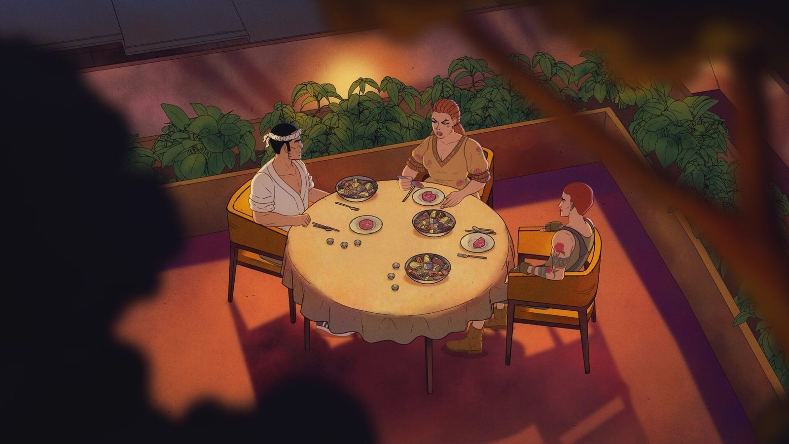 Imagen oficial de Get Jiro!: Jiro comparte una cena con velas en una terraza con una mujer y un hombre tatuado, vistos desde arriba entre hojas. Imagen: Adult Swim