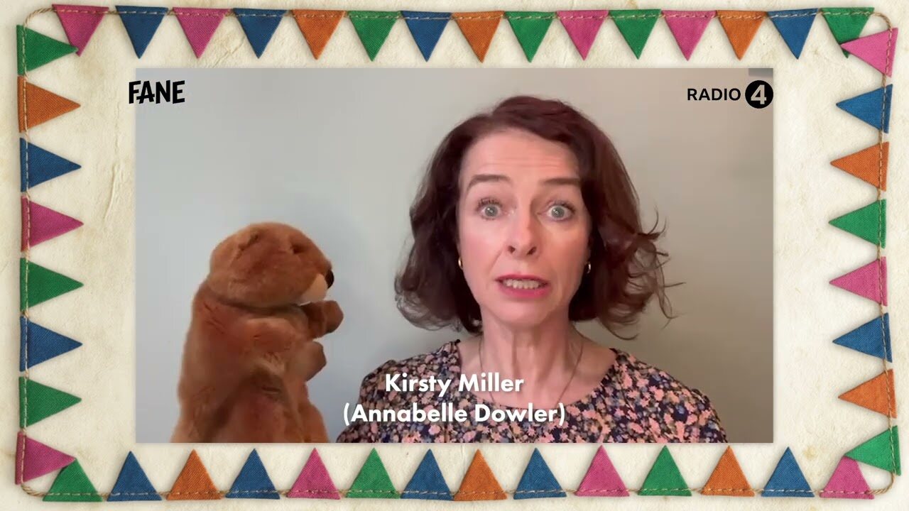 Kirsty Miller, que interpreta a Annabelle Dowler en The Archers, habla a cámara junto a una nutria de peluche, rodeada de banderines, en un video del elenco de The Archers: Live at 75. Imagen: Fane, vía Hall for Cornwall