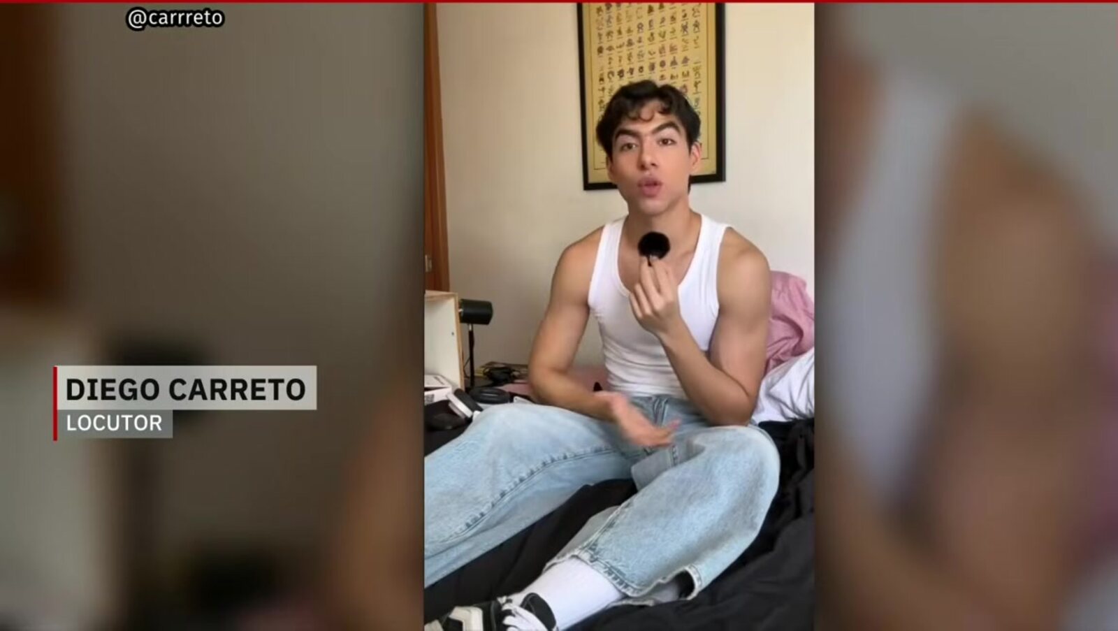 Diego Carreto, un locutor joven con camiseta blanca, sostiene un micrófono pequeño mientras habla a cámara en el video que publicó el 25 de septiembre de 2026, con su nombre y la palabra locutor en el cintillo del reportaje de Milenio Televisión. Imagen: Milenio