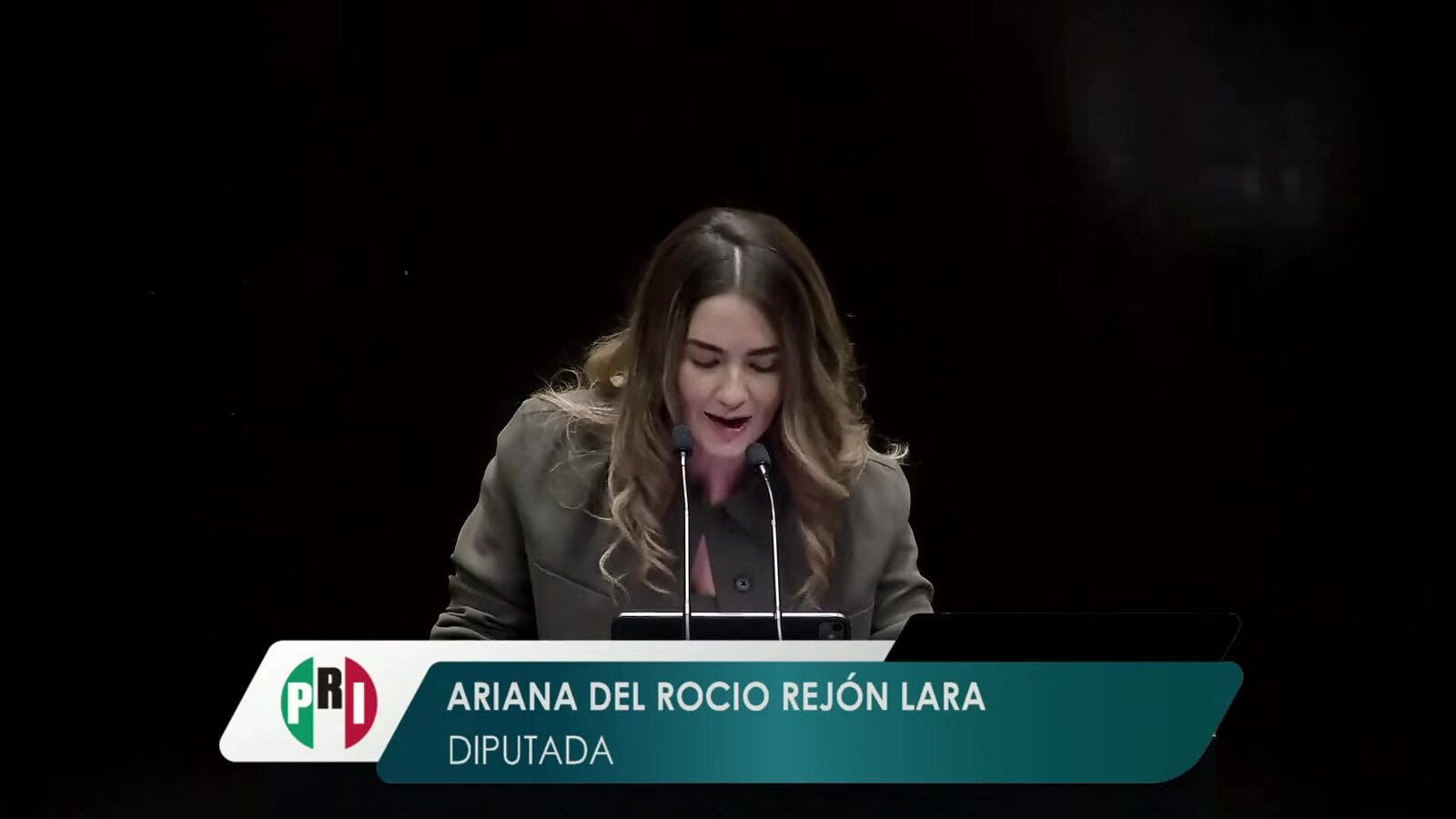 La diputada Ariana del Rocío Rejón Lara, del PRI, habla en la tribuna de la Cámara de Diputados de México durante el debate del 7 de octubre de 2026, con su nombre y partido en el cintillo de la Cámara, un fotograma de la transmisión en vivo de la propia Cámara. Imagen: Cámara de Diputados