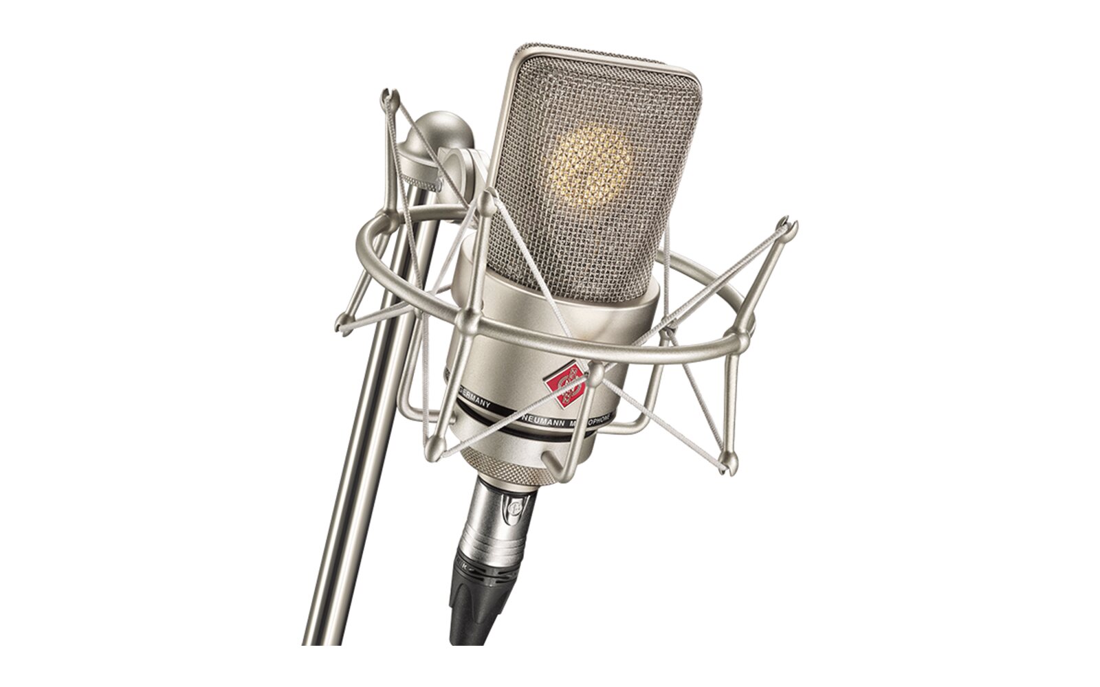 Micrófono de condensador de diafragma grande Neumann TLM 103 en níquel, montado en su suspensión elástica EA 1. Imagen: Neumann