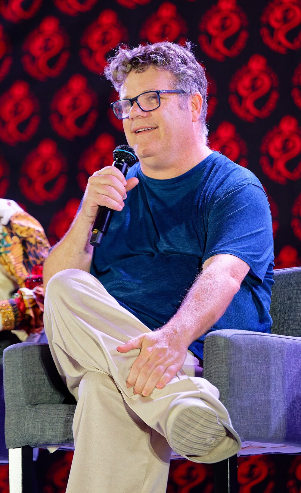 El presidente de SAG-AFTRA, Sean Astin, habla por micrófono en un panel de Rose City Comic Con en 2025. Imagen: Joe Peacock, CC BY-SA 4.0, vía Wikimedia Commons