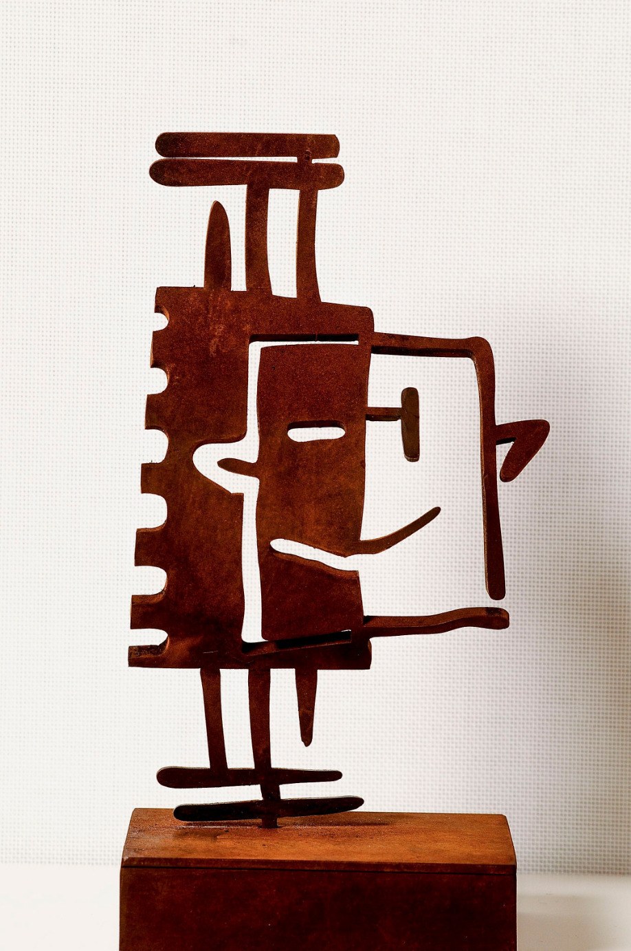 The Premio Actúa statuette, a cut metal figure on a wooden base. Image: AISGE