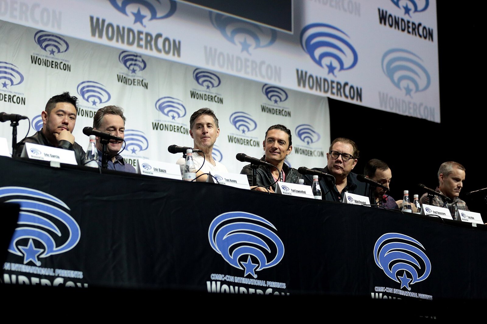 Eric Bauza (izquierda) en un panel de WonderCon en 2018 con otros actores de voz, entre ellos Tom Kenny, Yuri Lowenthal y Fred Tatasciore. Foto: Gage Skidmore, CC BY-SA 2.0