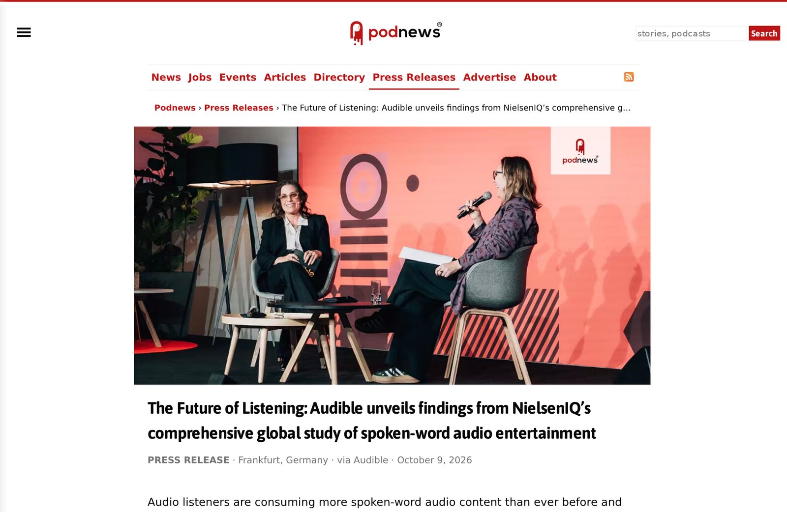 Captura de pantalla del comunicado de Audible The Future of Listening publicado por Podnews el 9 de octubre de 2026, con una foto de Rachel Ghiazza y Erin L. Cox en el escenario. Captura: Podnews