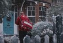 La voz navideña de Royal Mail la hizo una IA. La hija de un narrador de la BBC dice que era su papá