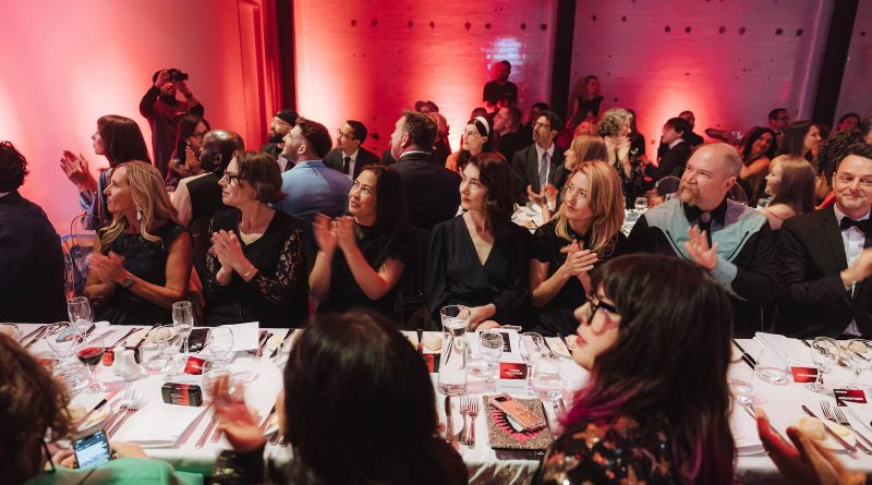 Invitados en mesas largas aplauden durante la cena de gala de los Premios SONARR en Machine Hall, Sídney, el 15 de octubre de 2026. Imagen: SONARR Awards