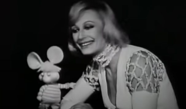 Raffaella Carrà smiles at the Topo Gigio puppet in the first episode of Canzonissima in 1974. Image: Rai, public domain