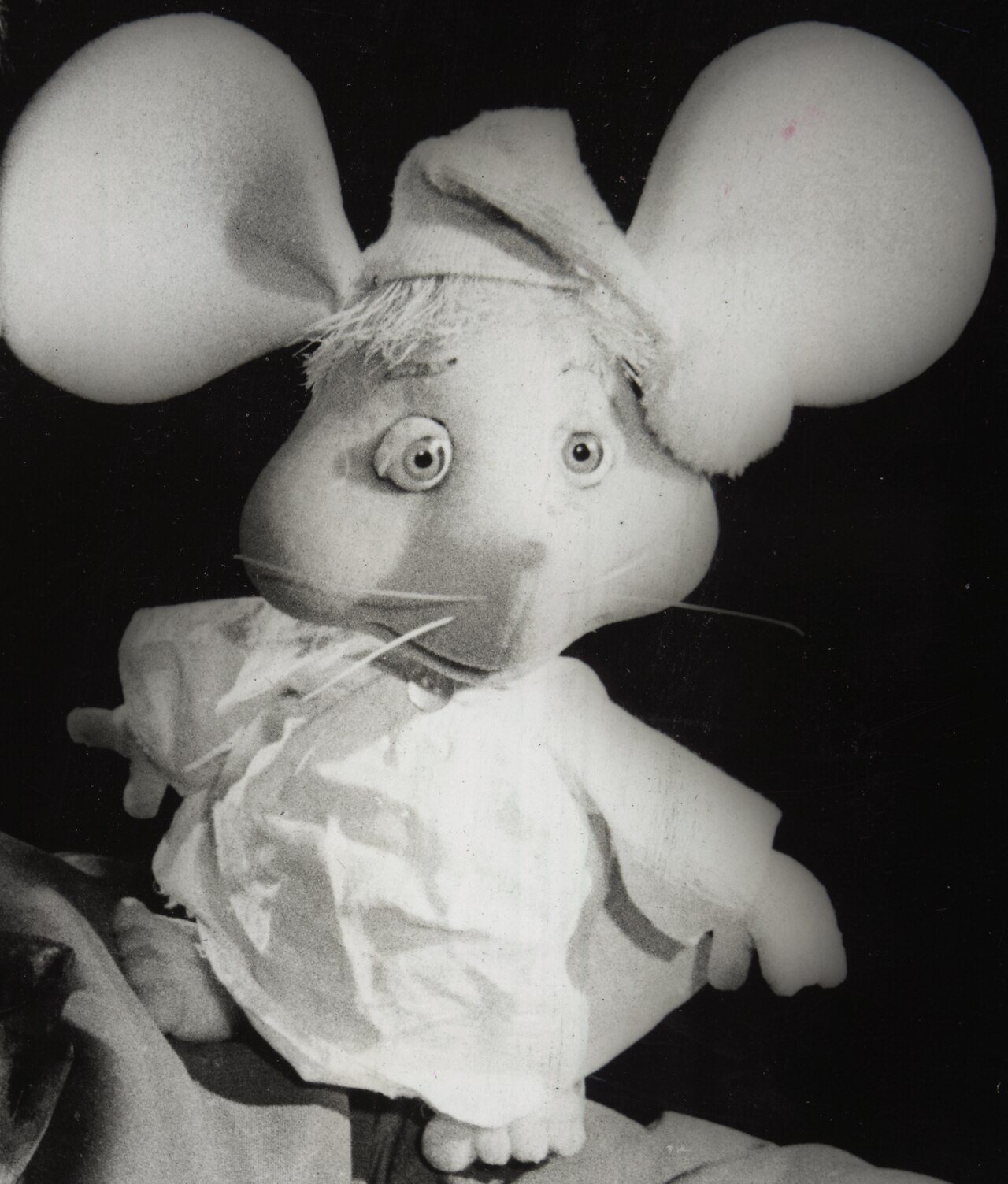 Fotografía en blanco y negro del títere original de Topo Gigio, con sus grandes orejas redondas, gorro de dormir y camisa blanca. Imagen: Arquivo Nacional, Brasil, dominio público