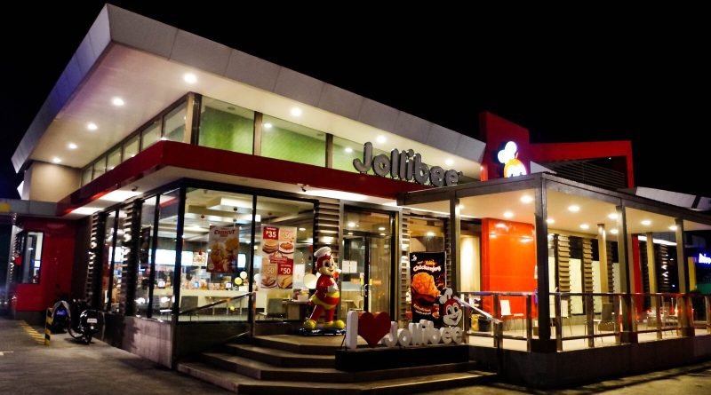 A Jollibee restaurant in the Philippines at night. Image: Elmer B. Domingo, CC BY-SA 4.0