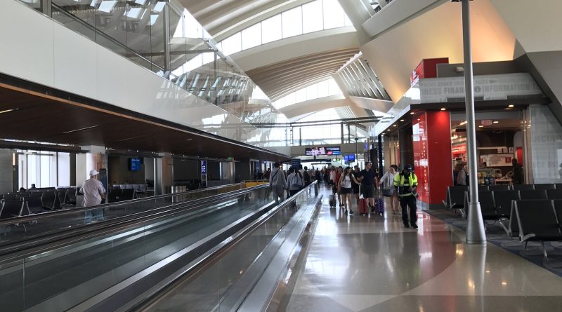 A moving walkway inside Los Angeles International Airport. Image: Vmzp85, CC BY-SA 4.0